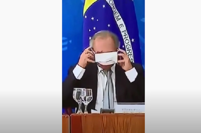 Paulo Guedes de máscara