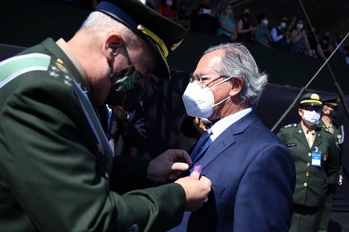 Paulo Guedes recebe medalha